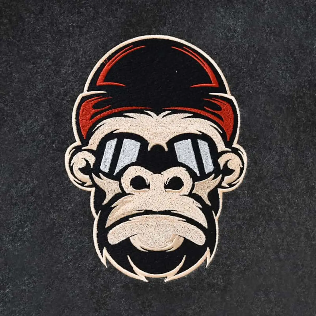 Affenkopf mit Brille & Mütze Stick – Frontansicht Bild 3