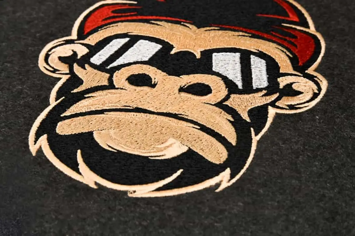 Affenkopf mit Brille & Mütze Stick – Frontansicht Bild 4