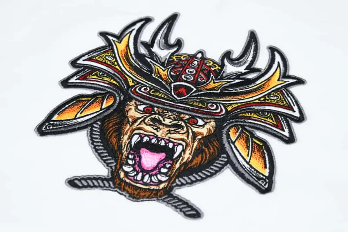 Brüllender Affenkopf mit Kopfschmuck Stick – Bild 4