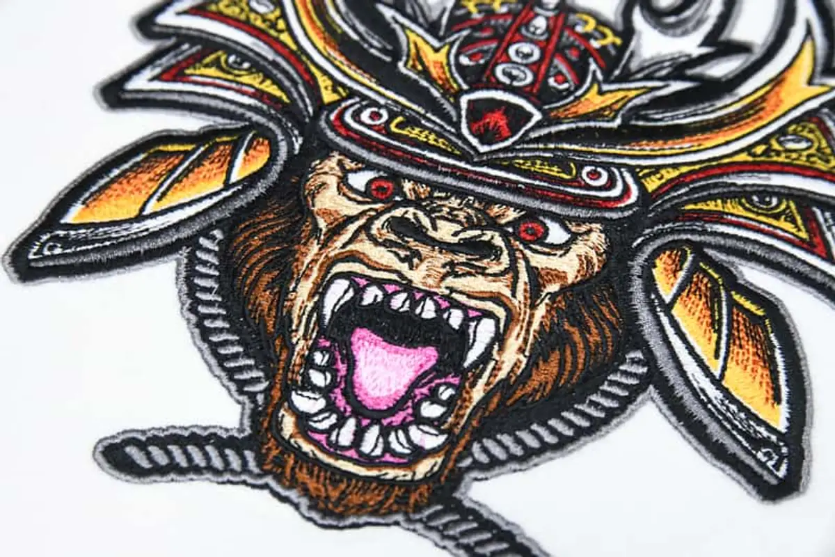 Brüllender Affenkopf mit Kopfschmuck Stick – Bild 5