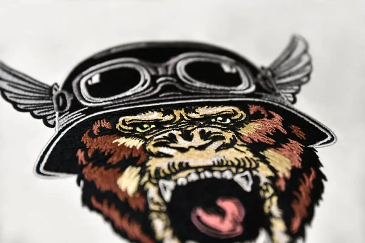 Gorillakopf mit Flügelhelm Stick – Bild 5
