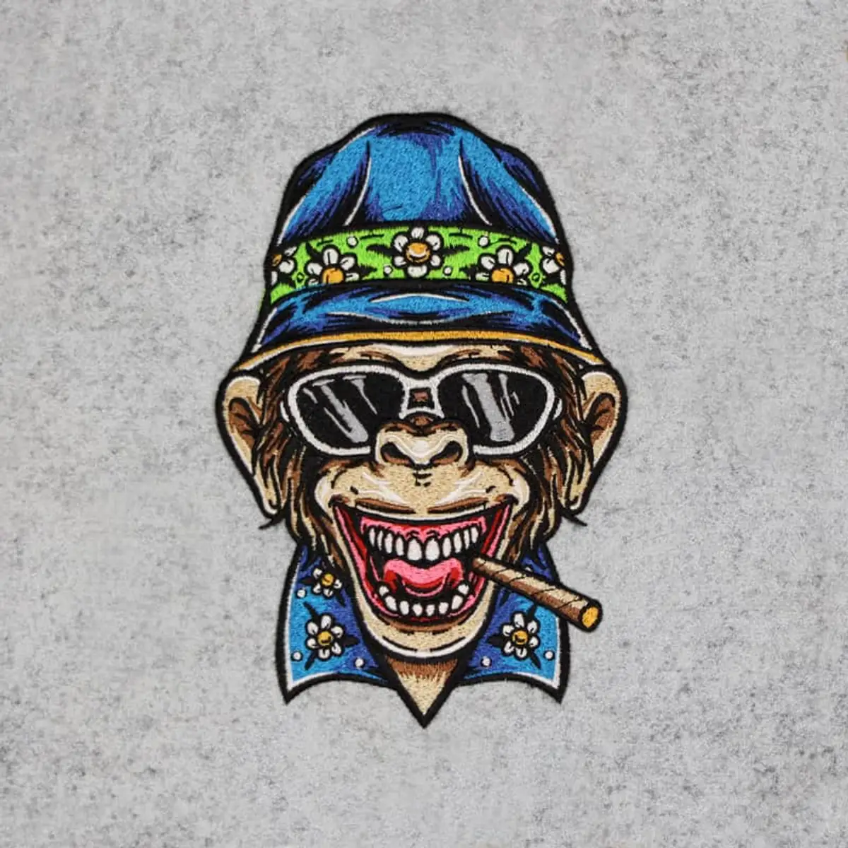 Rauchender Affe mit Hawaii Sommerhut Stick – Bild 3