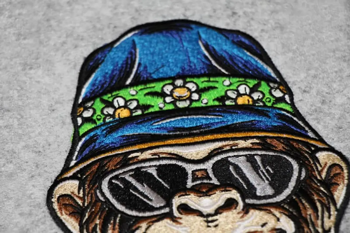 Rauchender Affe mit Hawaii Sommerhut Stick – Bild 4