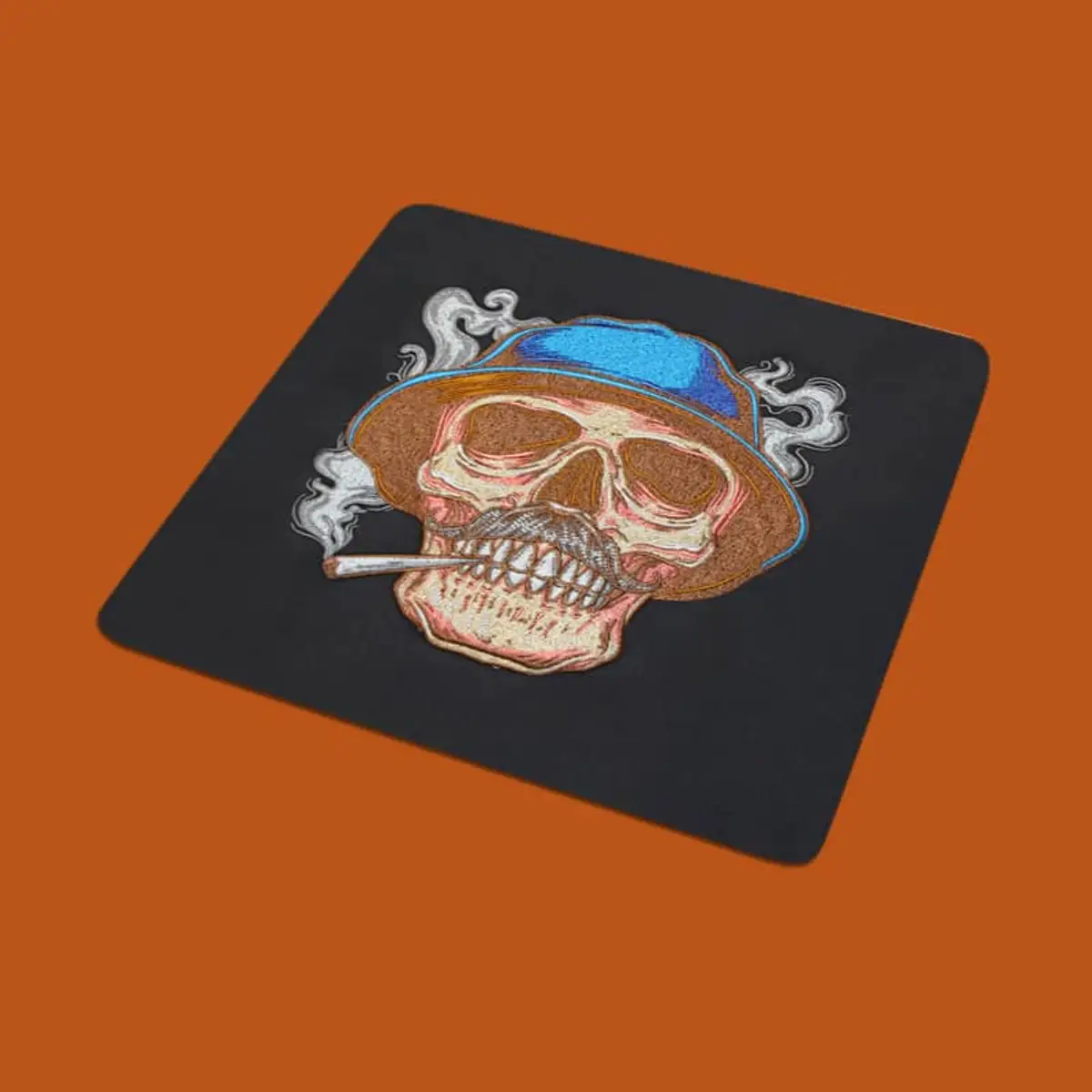 Rauchender Schädel Hut Frontansicht Stick – Bild 2