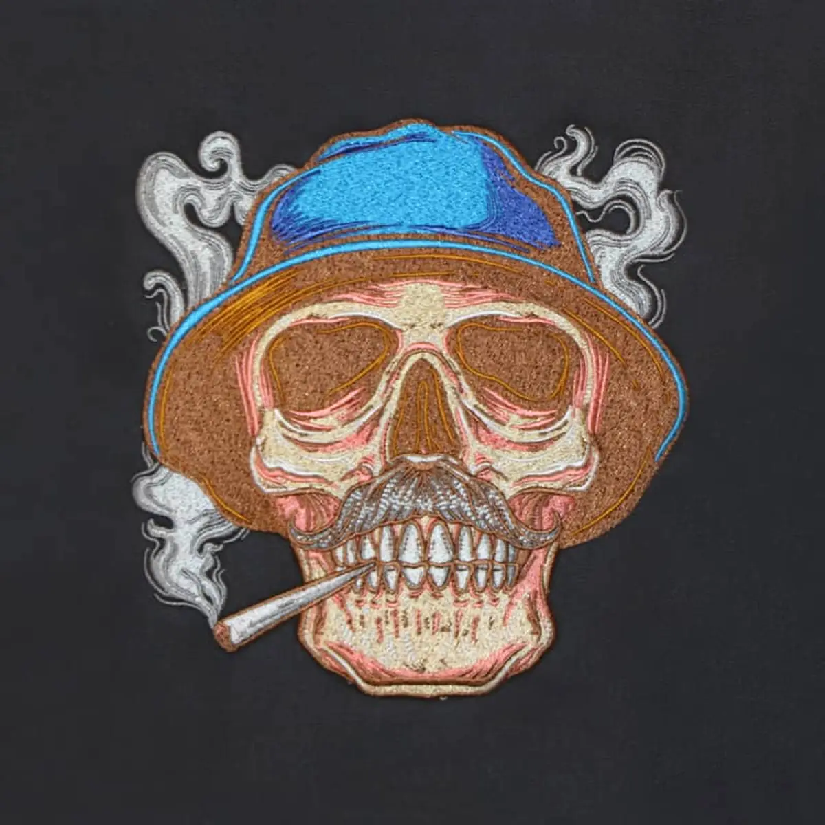 Rauchender Schädel Hut Frontansicht Stick – Bild 3