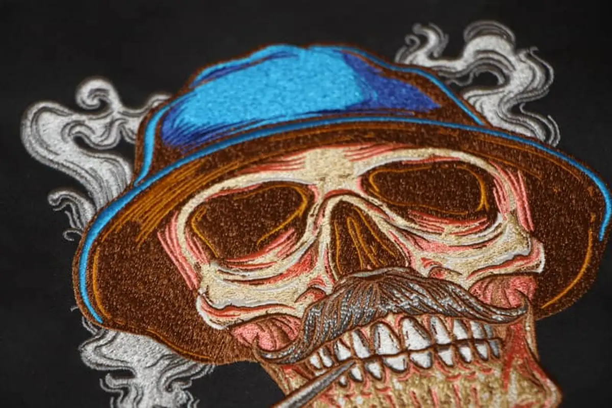 Rauchender Schädel Hut Frontansicht Stick – Bild 4