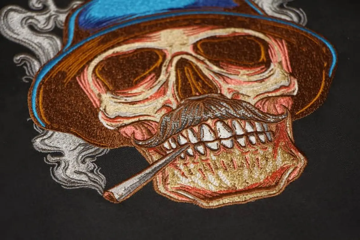 Rauchender Schädel Hut Frontansicht Stick – Bild 5