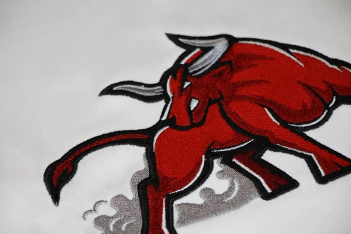 Roter Bulle kämpferisch Stick – Bild 4