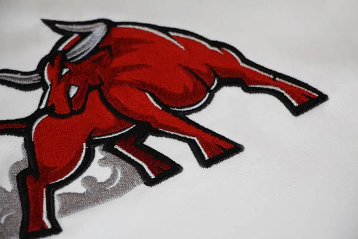 Roter Bulle kämpferisch Stick – Bild 5