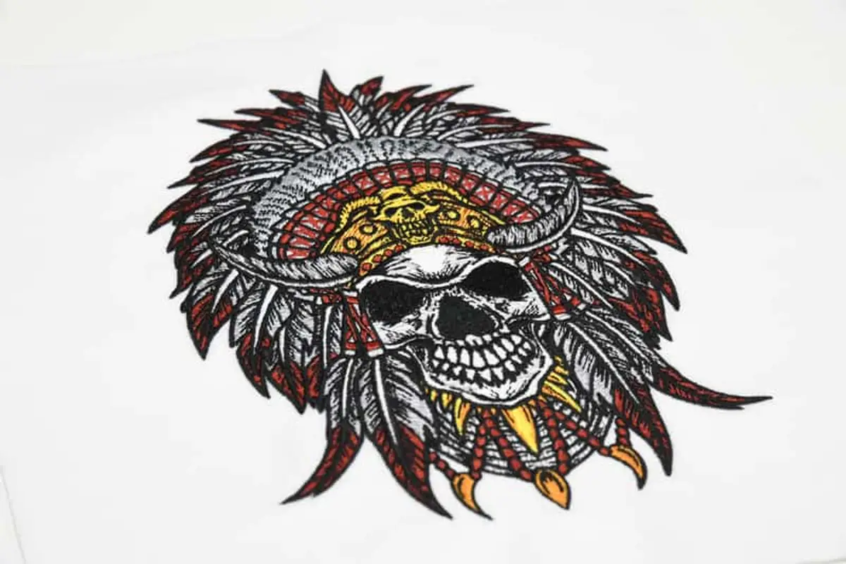 Schädel Hörner Federschmuck Frontansicht Stick – Bild 4