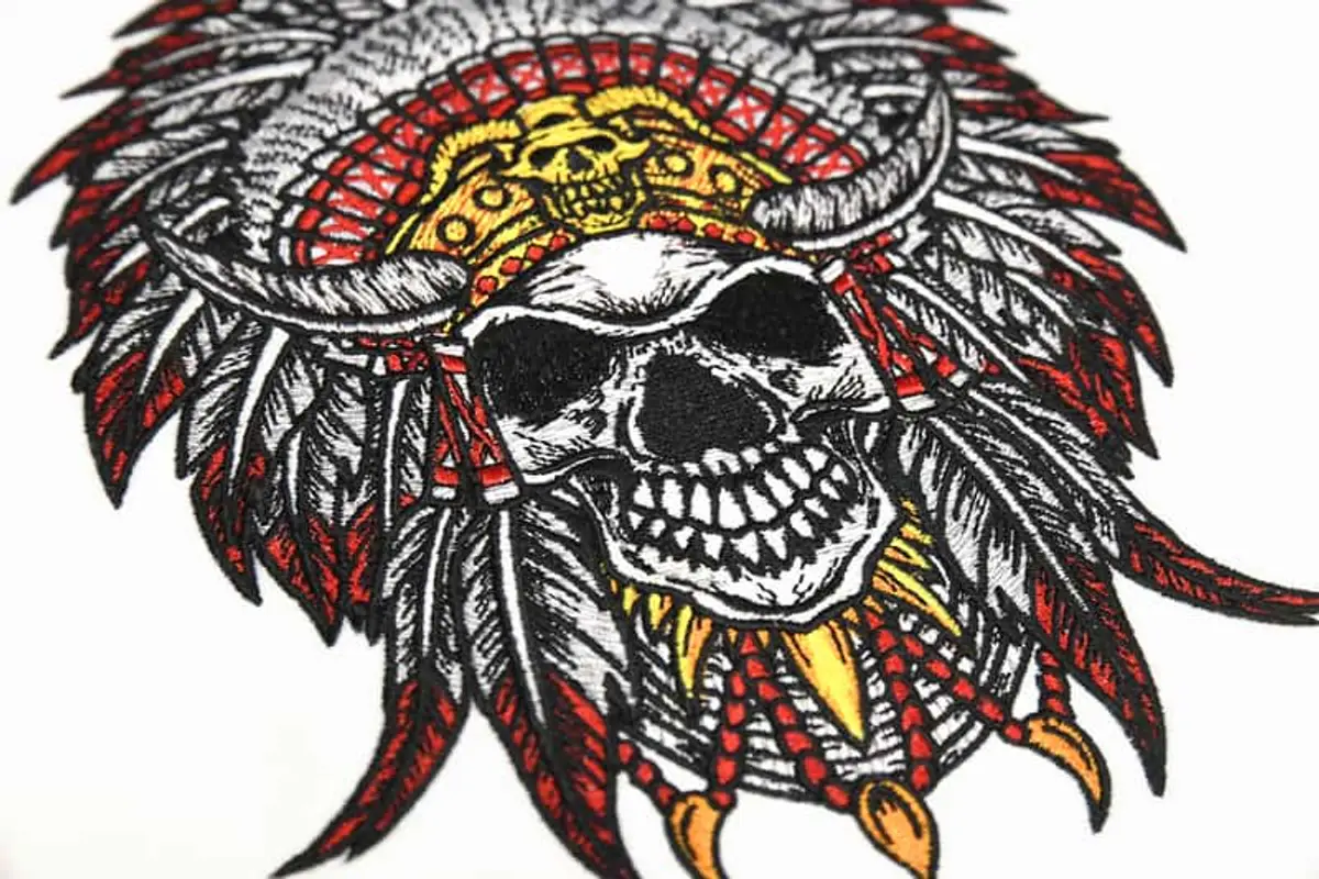 Schädel Hörner Federschmuck Frontansicht Stick – Bild 5