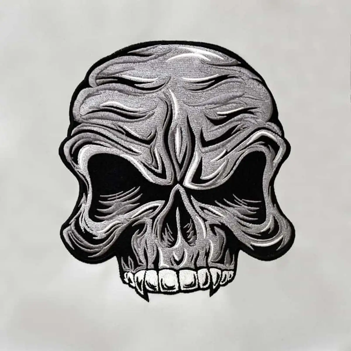 Schädel Reißzähne Frontansicht Stick – Bild 3