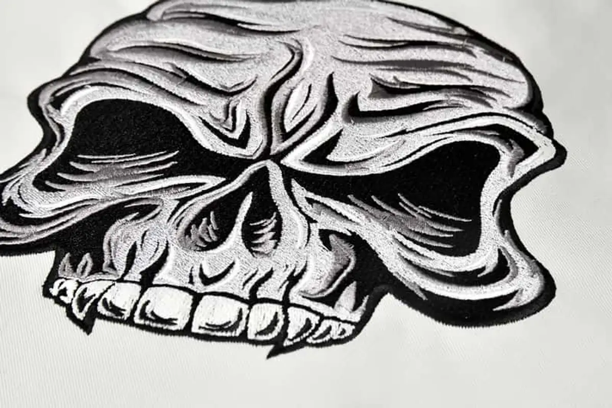 Schädel Reißzähne Frontansicht Stick – Bild 4