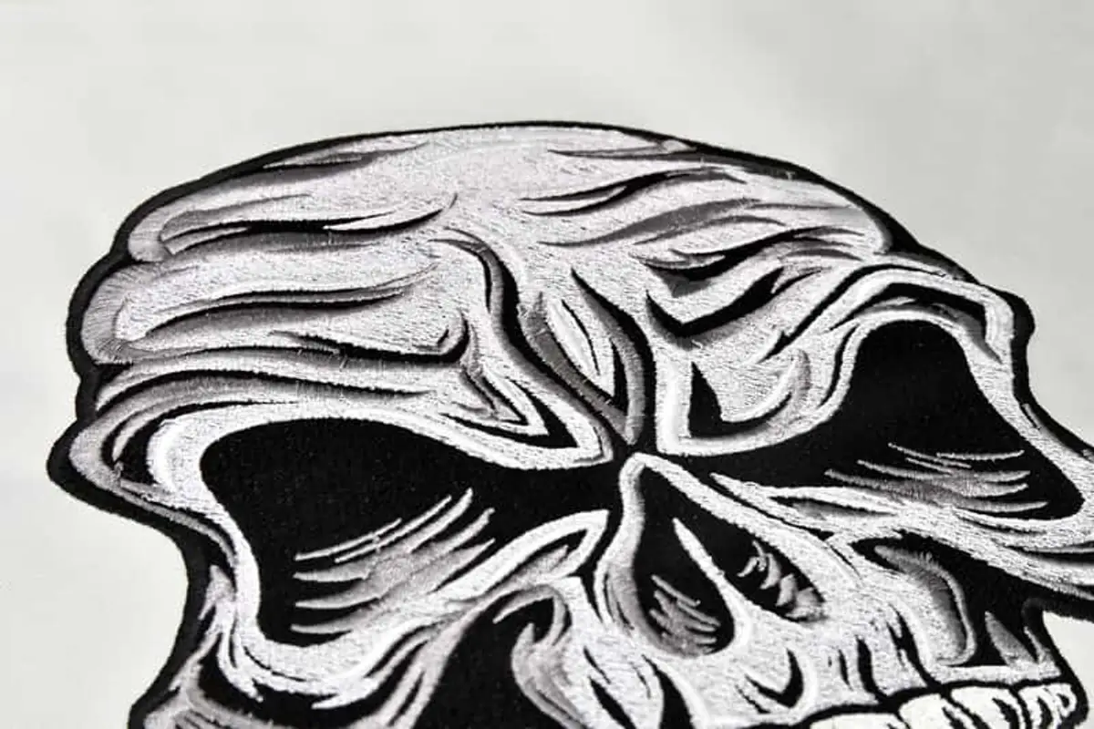 Schädel Reißzähne Frontansicht Stick – Bild 5