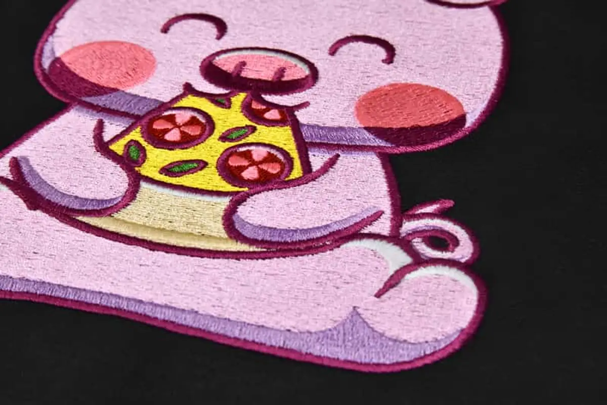 Schwein isst Pizza Kindermotiv Frontansicht Stick – Bild 4