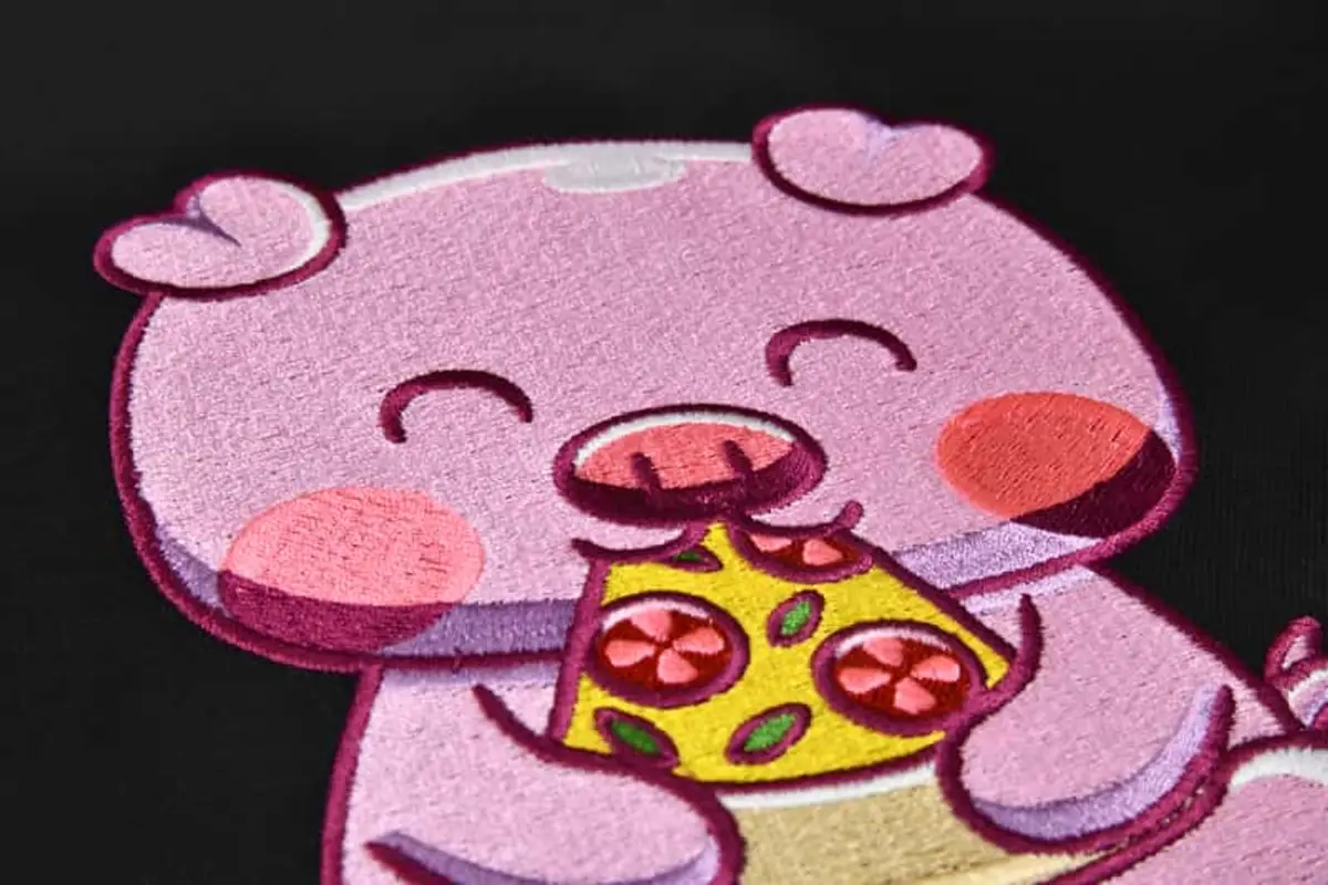 Schwein isst Pizza Kindermotiv Frontansicht Stick – Bild 5