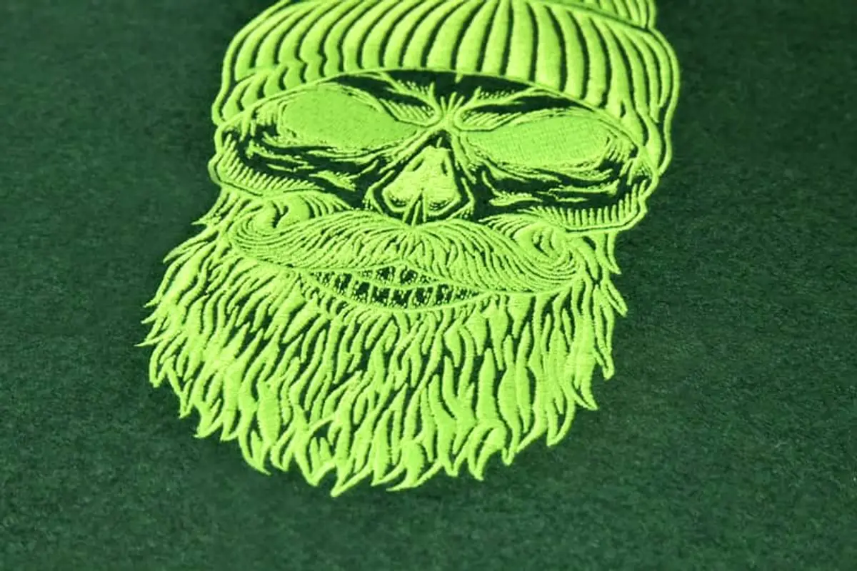 Umriss Totenkopf mit Mütze & Vollbart Stick – Bild 4