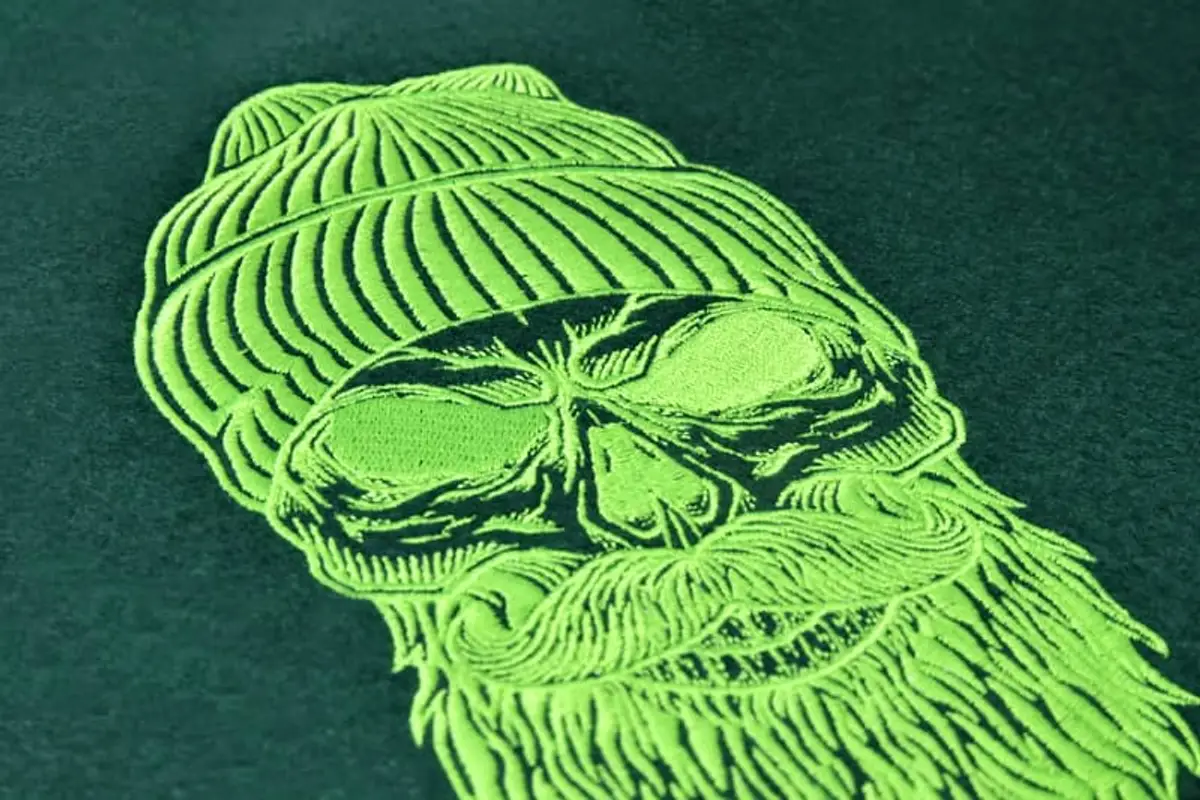 Umriss Totenkopf mit Mütze & Vollbart Stick – Bild 5