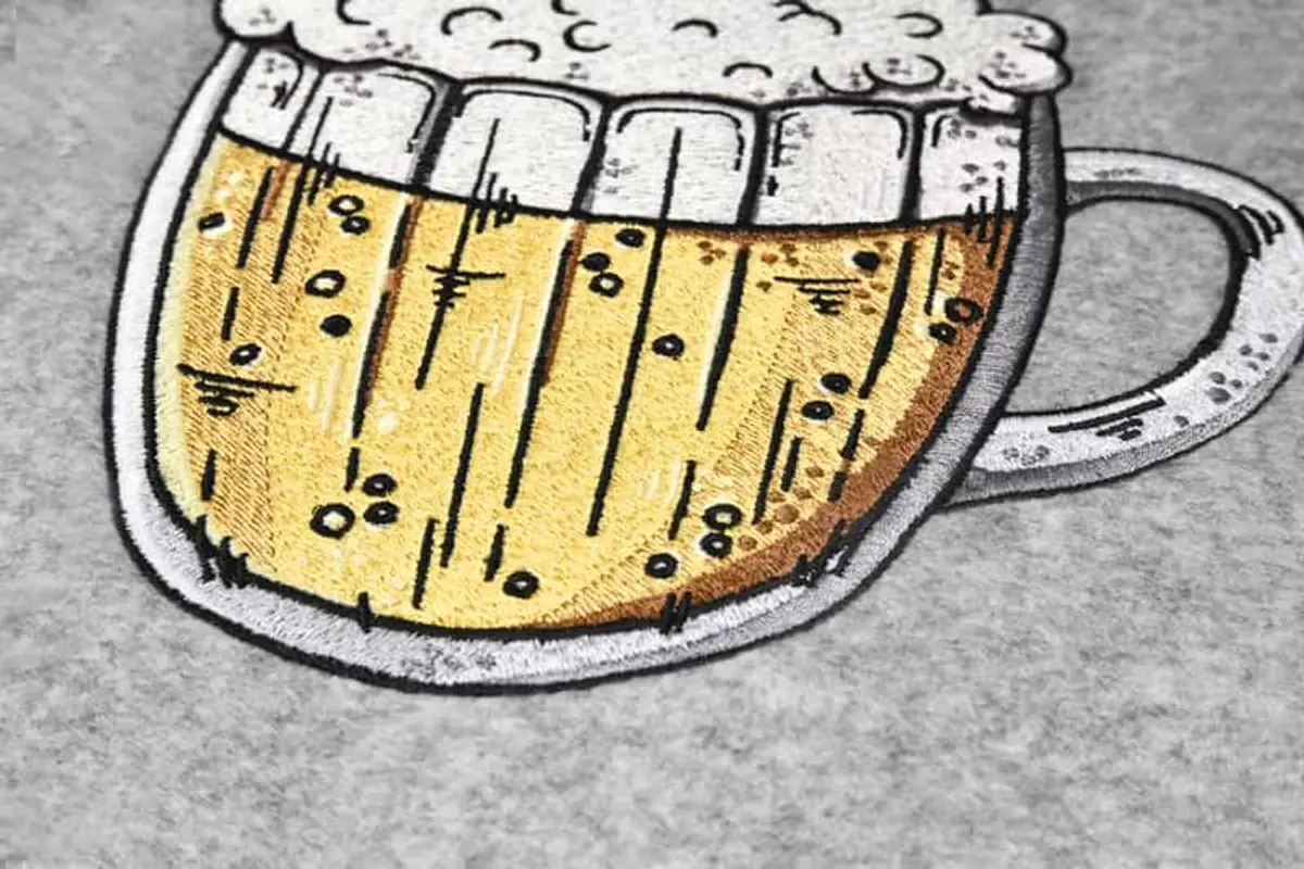 Volles Bierglas Seitenansicht Stick – Bild 4
