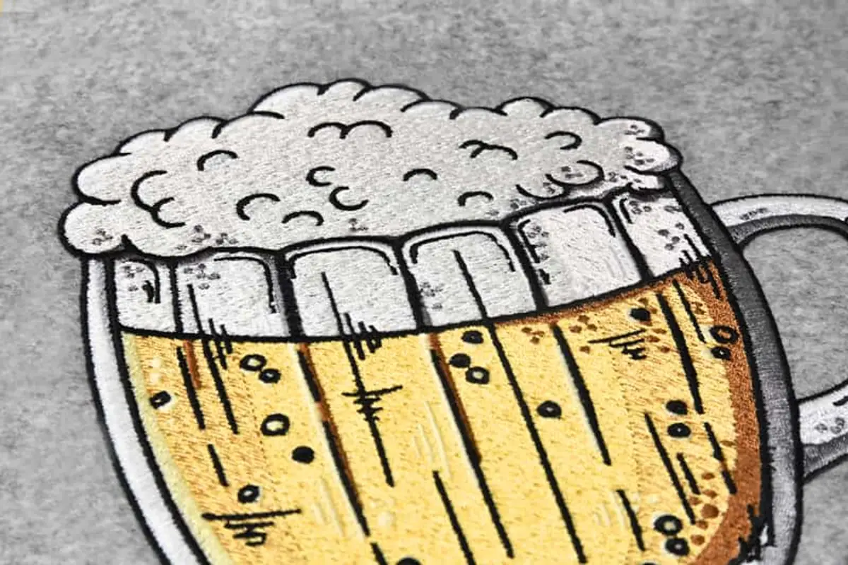 Volles Bierglas Seitenansicht Stick – Bild 5