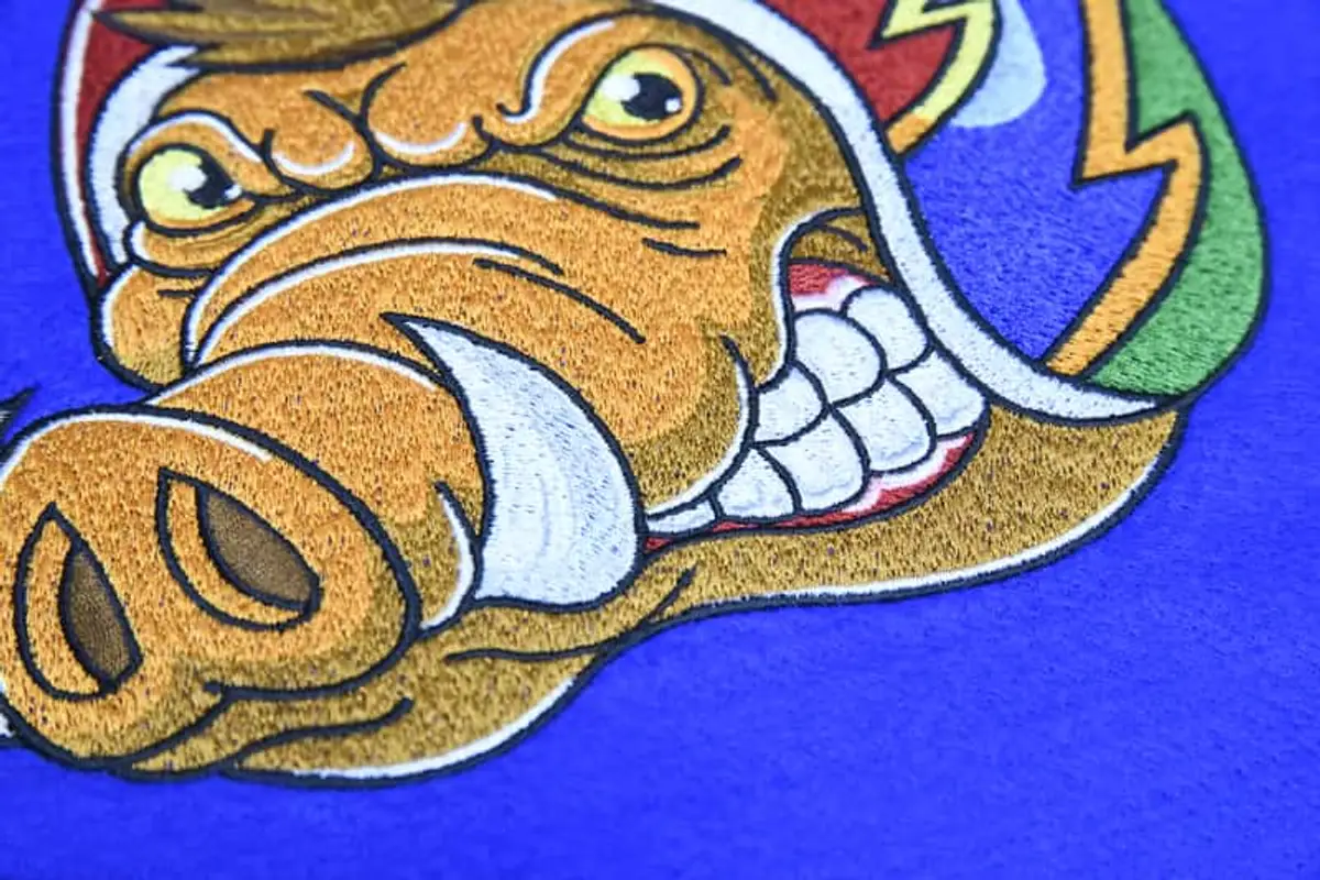 Wildschweinkopf mit Helm Stick – Bild 5