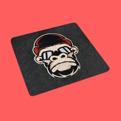 Stickmotiv eines Affenkopfs mit Brille und Mütze von vorne. Trendig und modern für kreative Projekte.