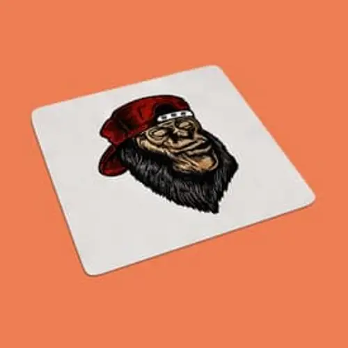 Cooles Stickmotiv: Affenkopf mit umgedrehter Kappe. Perfekt für moderne Designs und trendige Projekte.