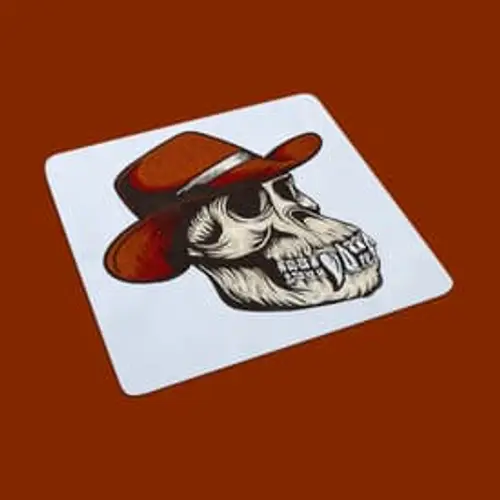 Markantes Stickmotiv: Affenschädel mit Hut in Seitenansicht. Perfekt für ausgefallene Kunstprojekte.