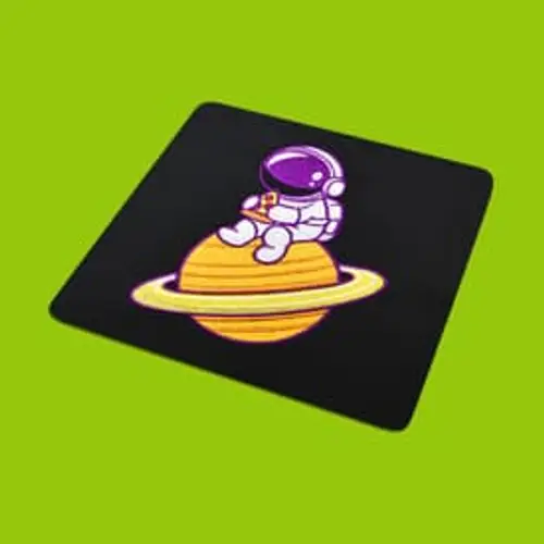 Faszinierendes Stickmotiv: Astronaut auf dem Saturn. Perfekt für Weltraumfans und Science-Fiction-Projekte.