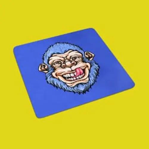 Kreatives Stickmotiv: Blauer Affenkopf, lippenleckend in Frontansicht. Perfekt für ausgefallene Kunst und Mode.