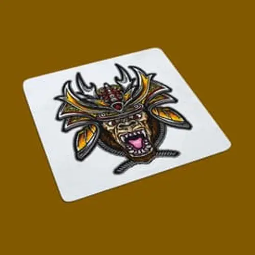 Stickmotiv: Brüllender Affenkopf mit Kopfschmuck. Ideal für auffällige Kunst- und Modeprojekte.