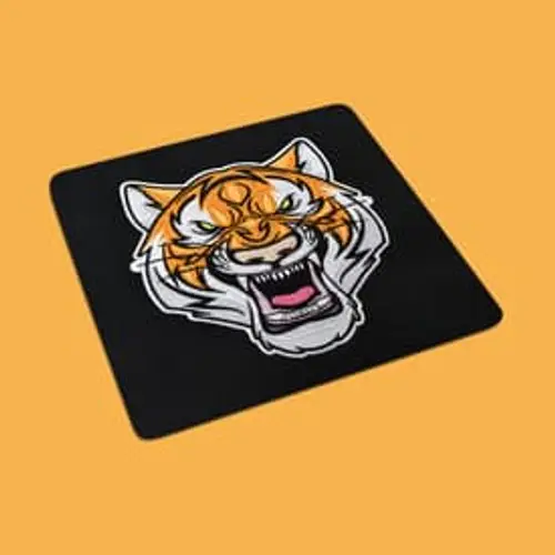 Markantes Stickmotiv: Brüllender Tigerkopf in Frontansicht. Perfekt für starke, moderne und kreative Designs.