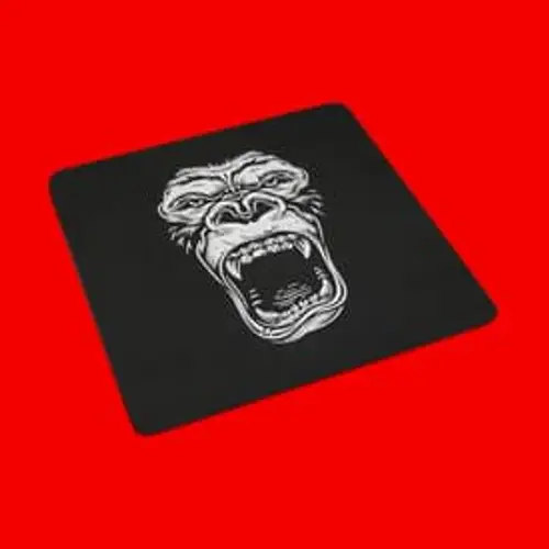 Dynamisches Stickmotiv: Brüllendes Gorillagesicht in Frontansicht. Perfekt für auffällige Kunst- und Modeprojekte.