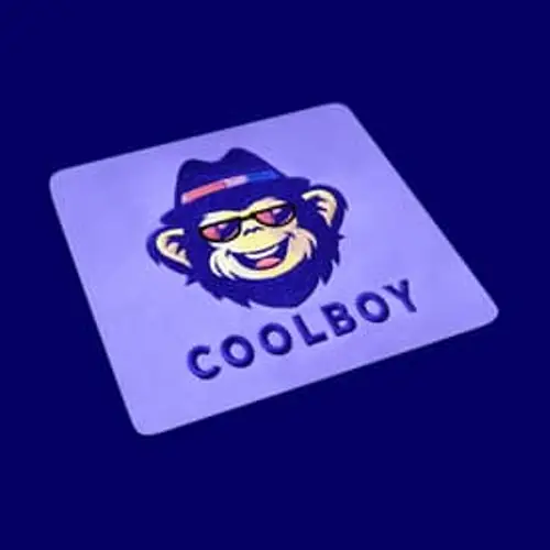 Trendiges Stickmotiv: Affenkopf mit Hut als Coolboy Logo. Perfekt für moderne Designs und coole Projekte.