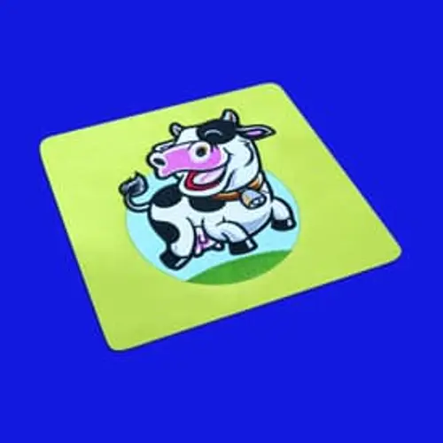 Lustiges Stickmotiv: Fröhliche Kuh als Kindermotiv. Perfekt für Kinderkleidung, Taschen und Accessoires.