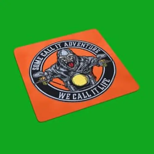 Markantes Stickmotiv: Gorilla Biker Logo mit Spruch. Perfekt für Biker-Clubs, Events und Mode.
