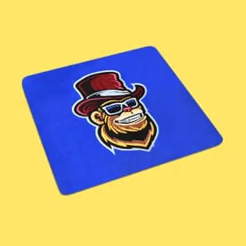 Cooles Stickmotiv: Grinsender Affenkopf mit Zylinder und Brille. Perfekt für extravagante Mode und kreative Projekte.