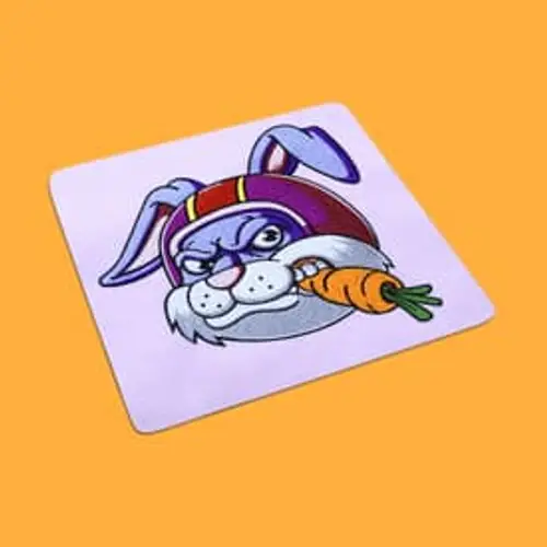 Witziges Stickmotiv: Hasenkopf mit Helm. Perfekt für ausgefallene Mode, Taschen und Dekoartikel.