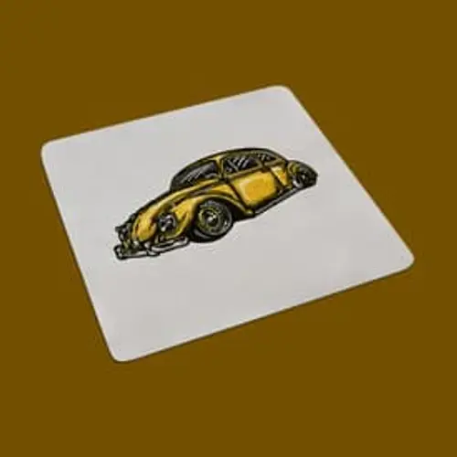 Frisches Stickmotiv: Gelber Käfer auf weißem Hintergrund. Perfekt für Minimalismus und moderne Designs.