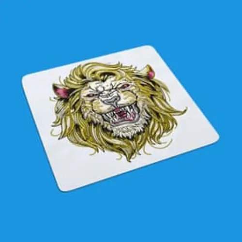 Kraftvolles Stickmotiv: Löwenkopf in Frontansicht. Perfekt für Mode, Taschen und markante Dekoration.