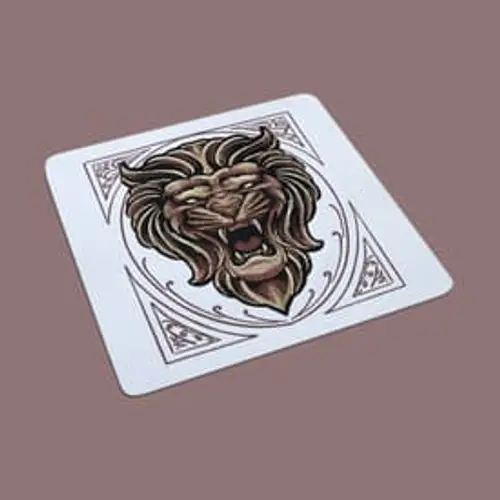 Modernes Stickmotiv: Löwenkopf als Kartensymbol. Perfekt für auffällige Motive, Mode und Geschenkideen.