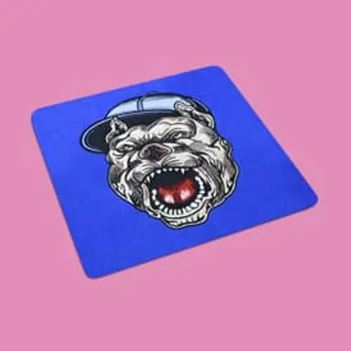 Stylisches Stickmotiv: Pitbull mit Mütze. Perfekt für trendige Mode, Taschen und Accessoires.