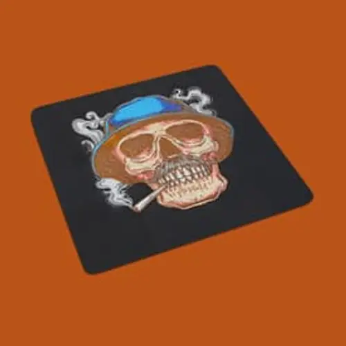 Cooles Stickmotiv: Rauchender Schädel mit Hut, Frontansicht. Perfekt für Accessoires, Mode und Deko.