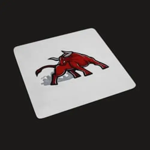 Kraftvolles Stickmotiv: Roter Bulle kämpferisch. Perfekt für Sport, Mode und auffällige Projekte.