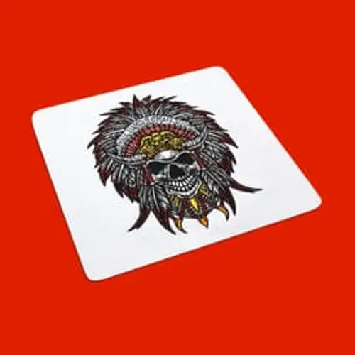 Auffälliges Stickmotiv: Schädel mit Hörnern und Federschmuck in Frontansicht. Perfekt für Tattoos, Mode und Deko.