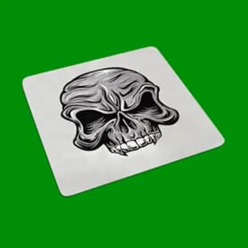 Markantes Stickmotiv: Schädel mit Reißzähnen in Frontansicht. Perfekt für Tattoos, coole Accessoires und Mode.