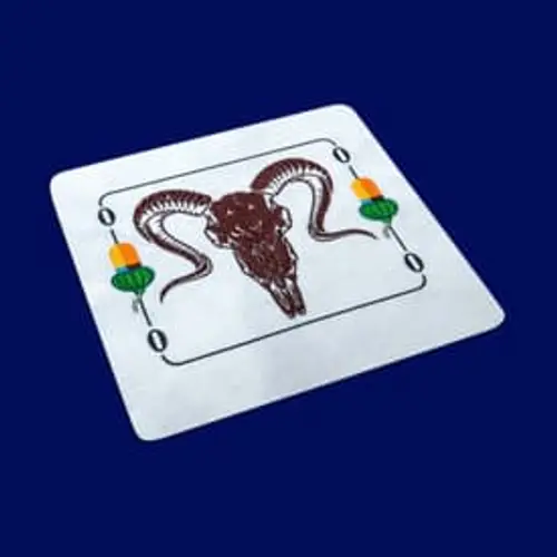 Kreatives Stickmotiv: Schafkopf Eichel Ober, Hirsch-Schädel. Perfekt für bayrische Kartenfans und Trachtenmode.