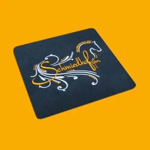 Modernes Stickmotiv: Schmidhof GbR Logo. Perfekt für Firmenkleidung, Werbung und professionelle Projekte.