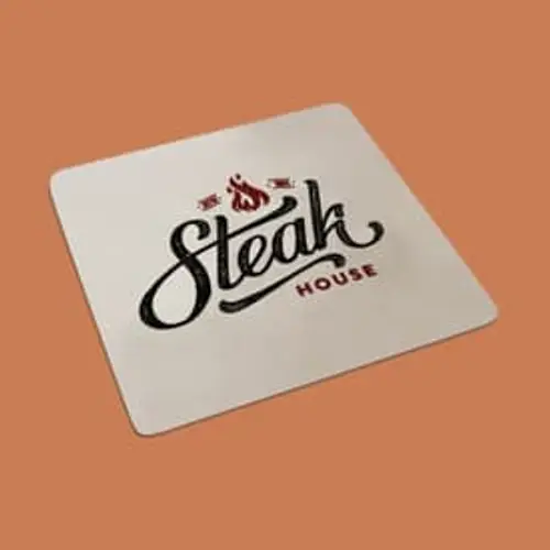 Kulinarisches Stickmotiv: Steakhouse Logo mit Flamme. Perfekt für Gastronomie, Schürzen und Werbung.