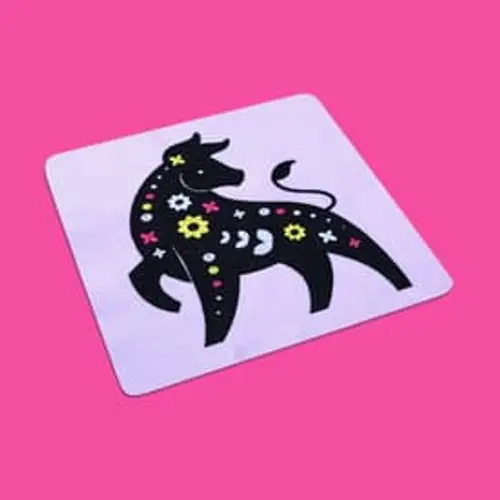 Kreatives Stickmotiv: Stier mit Blumen. Perfekt für moderne Mode, Deko und trendige Geschenkideen.